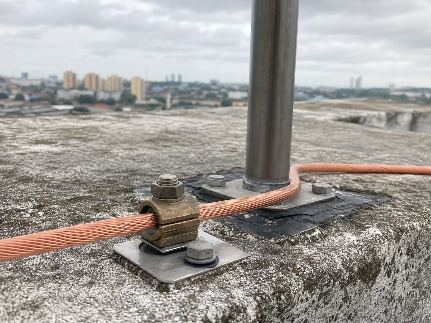 Cabo de aterramento de SPDA instalado em telhado